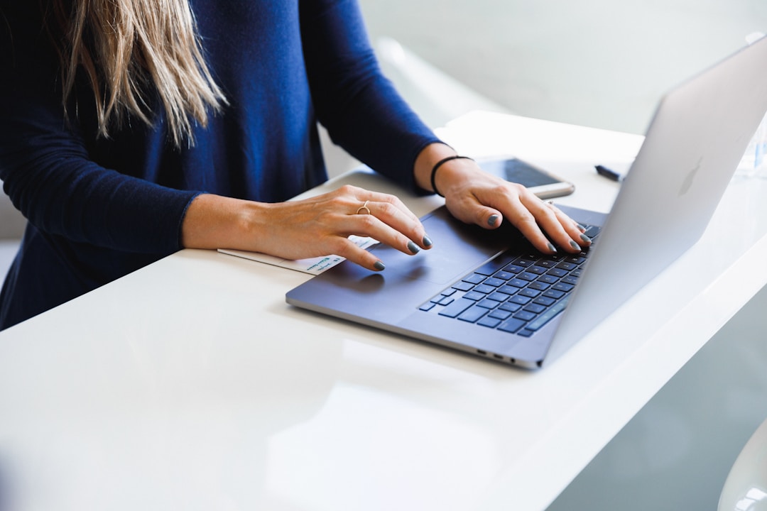 Una mujer evaluando opciones para seleccionar las herramientas de monitoreo de red más adecuadas.