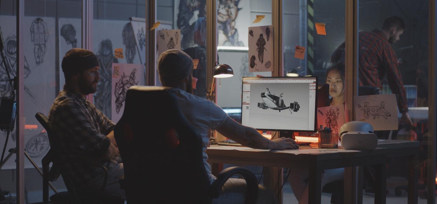 Una persona sentada en un escritorio mirando la pantalla de una computadora Descripción generada automáticamente