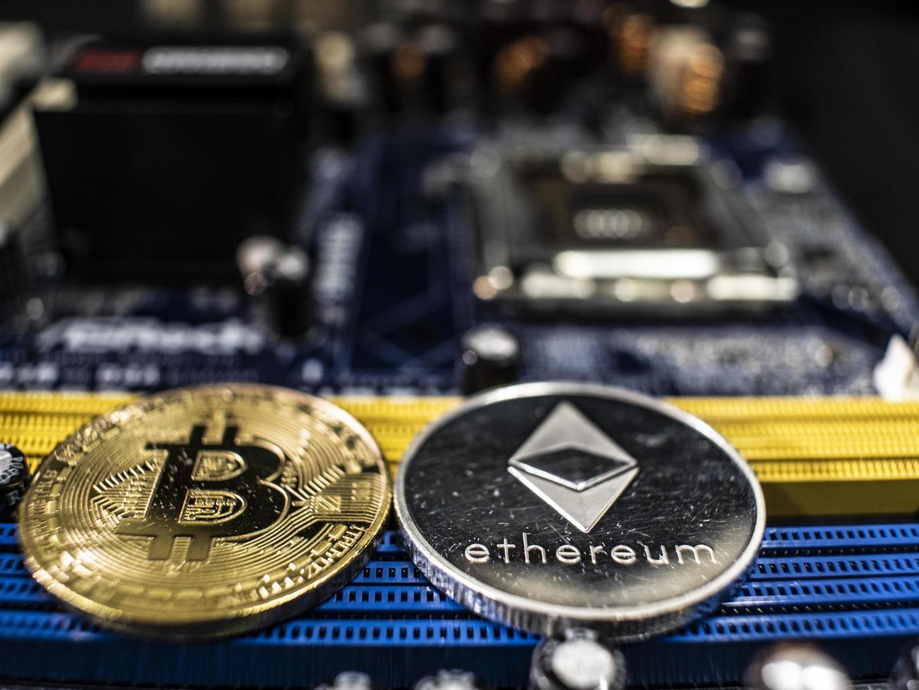 Monedas de Ethereum y Bitcoin en el fondo de la foto de chip