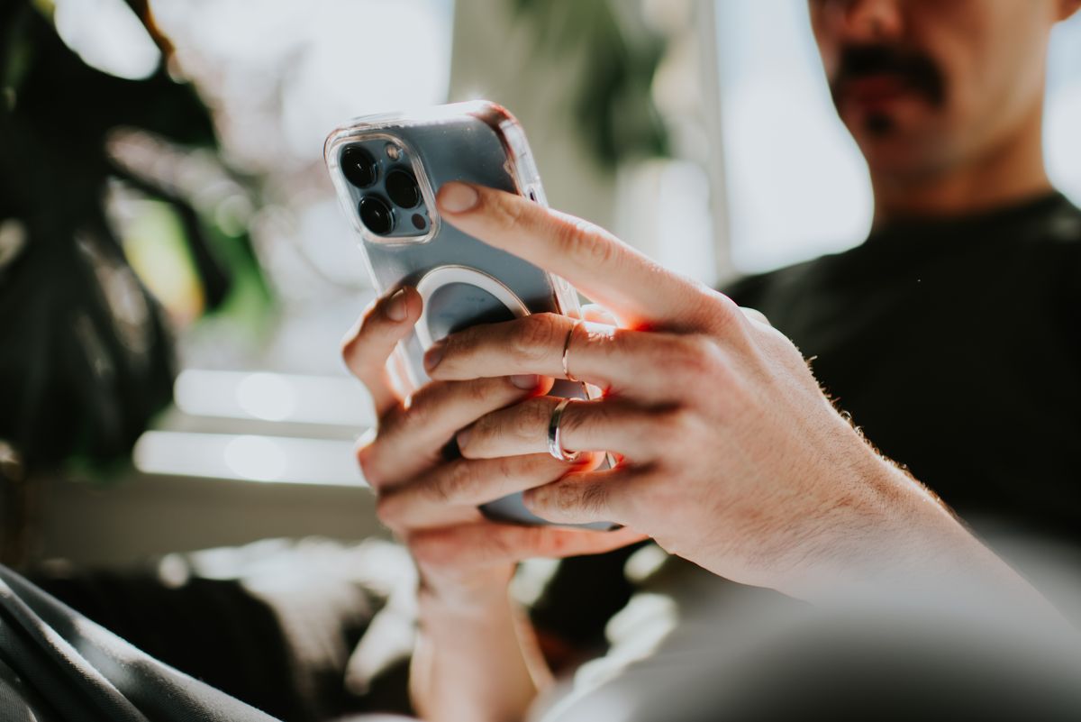 https://www.dkambio.com/wp-content/uploads/2026/04/1775301033_885_¿Quien-es-el-actor-del-comercial-de-iPhone-Explicacion-del.jpg