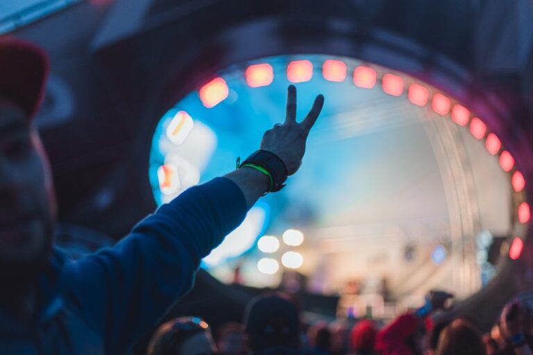 Papel, vinilo o tela: ¿qué material de pulsera para eventos es el adecuado para usted?