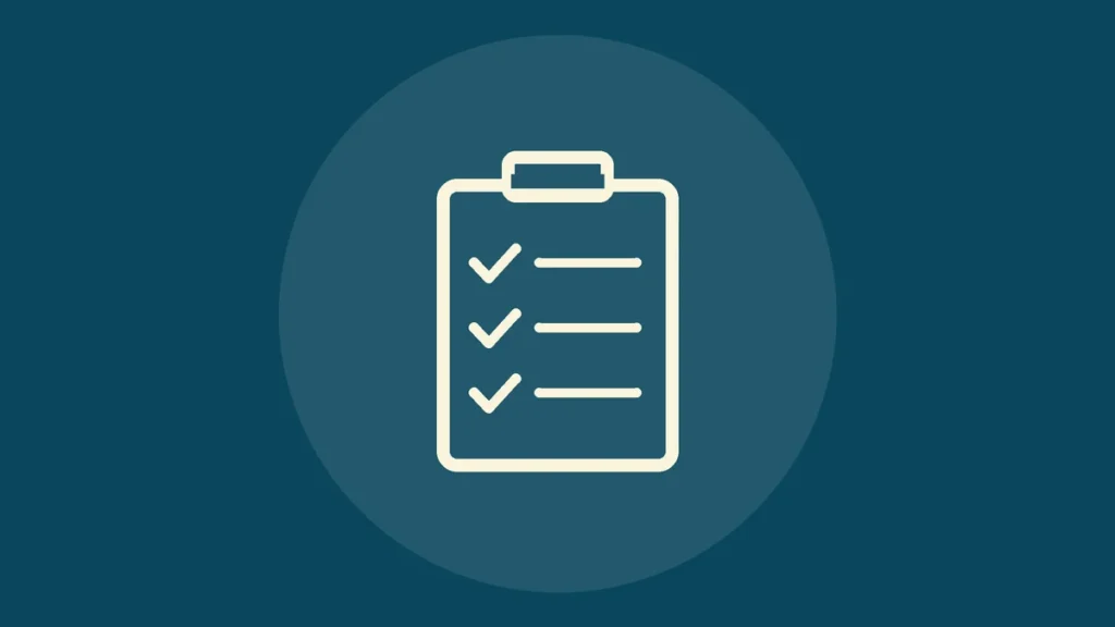Icono de línea de un portapapeles con una lista de verificación sobre fondo azul petróleo