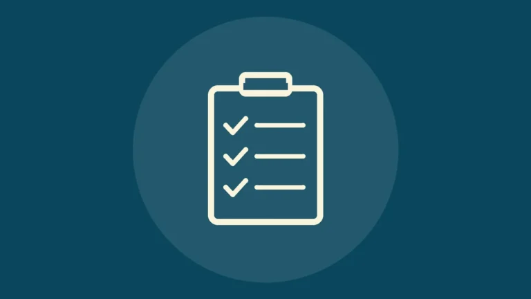 Icono de línea de un portapapeles con una lista de verificación sobre fondo azul petróleo